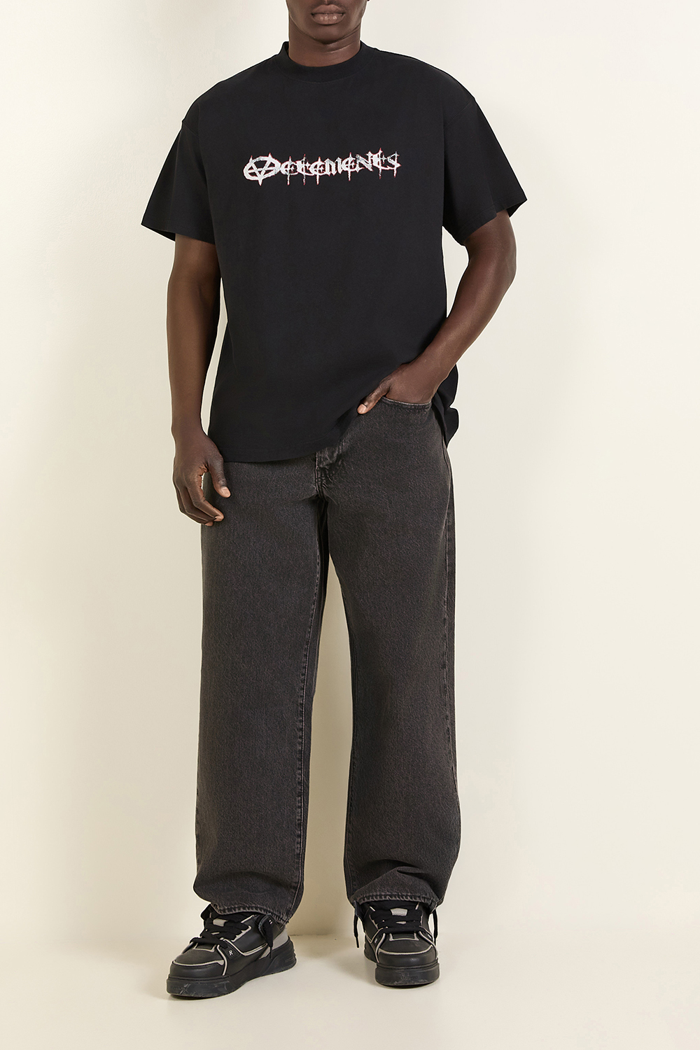 תמונת כל הלוק של חולצת טי